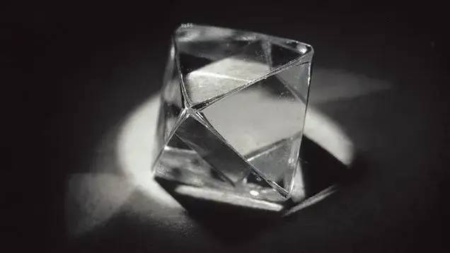 为什么金刚石原子级结构是正四面体，而晶体是正八面体？